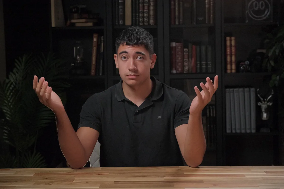 Library, setup para YouTube con presentador — Palette Studio Valencia